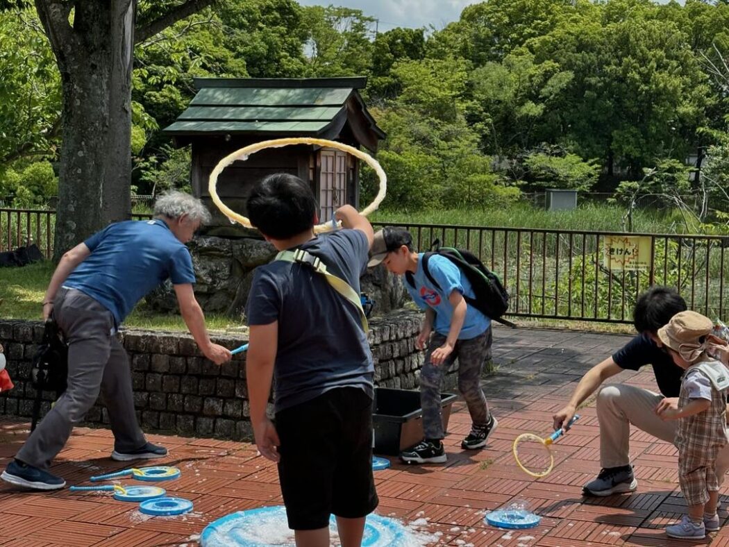 いけこでピクニックにてシャボン玉で遊ぶ様子