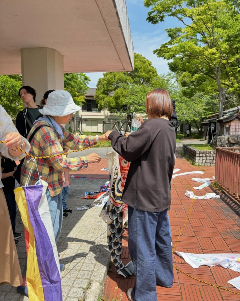 いけこに鯉のぼりにて鯉のぼりをつなげている様子