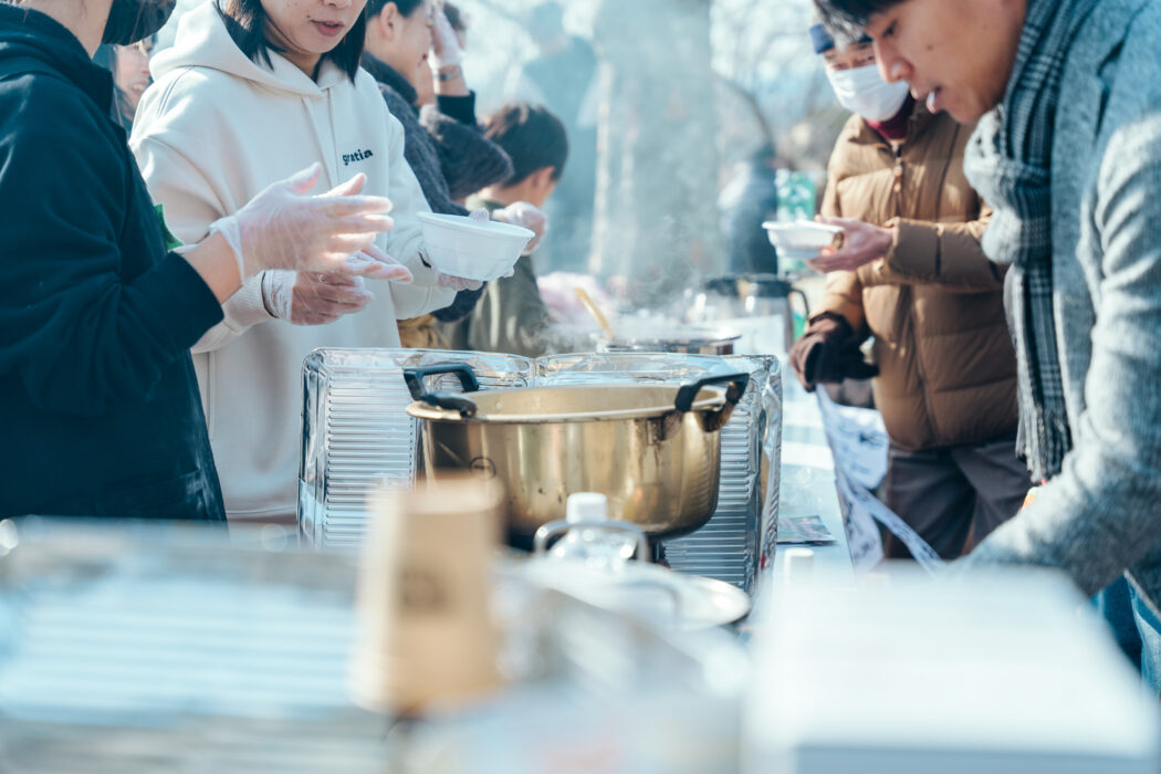 お餅の販売の様子